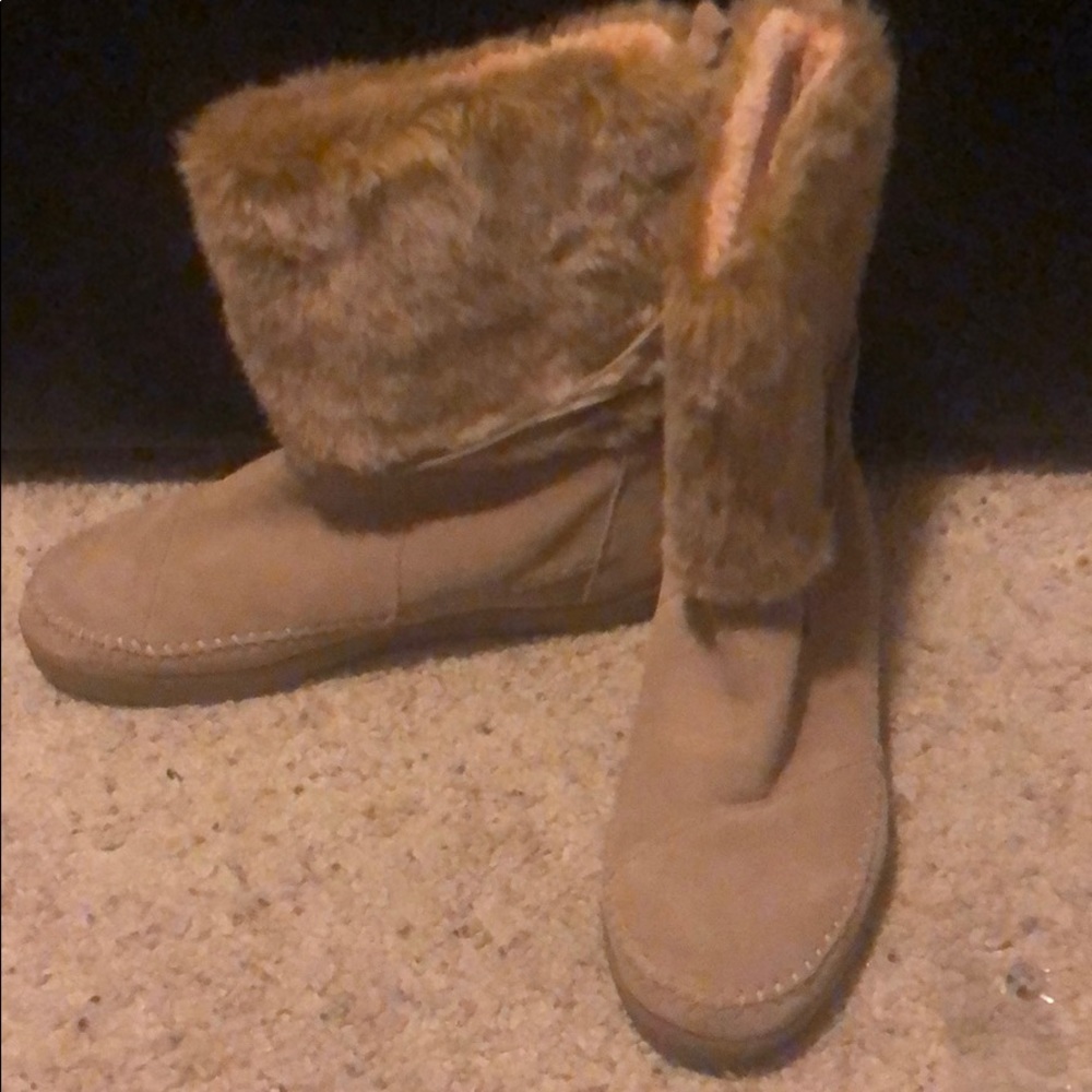Fuzzy snow boots